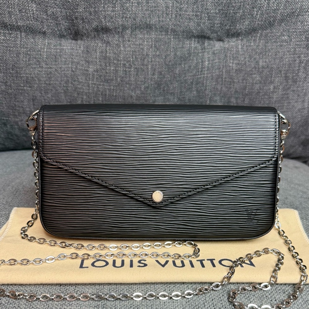 🔥🔥🔥Louis Vuitton Black Textured Clutch with Silver Chain